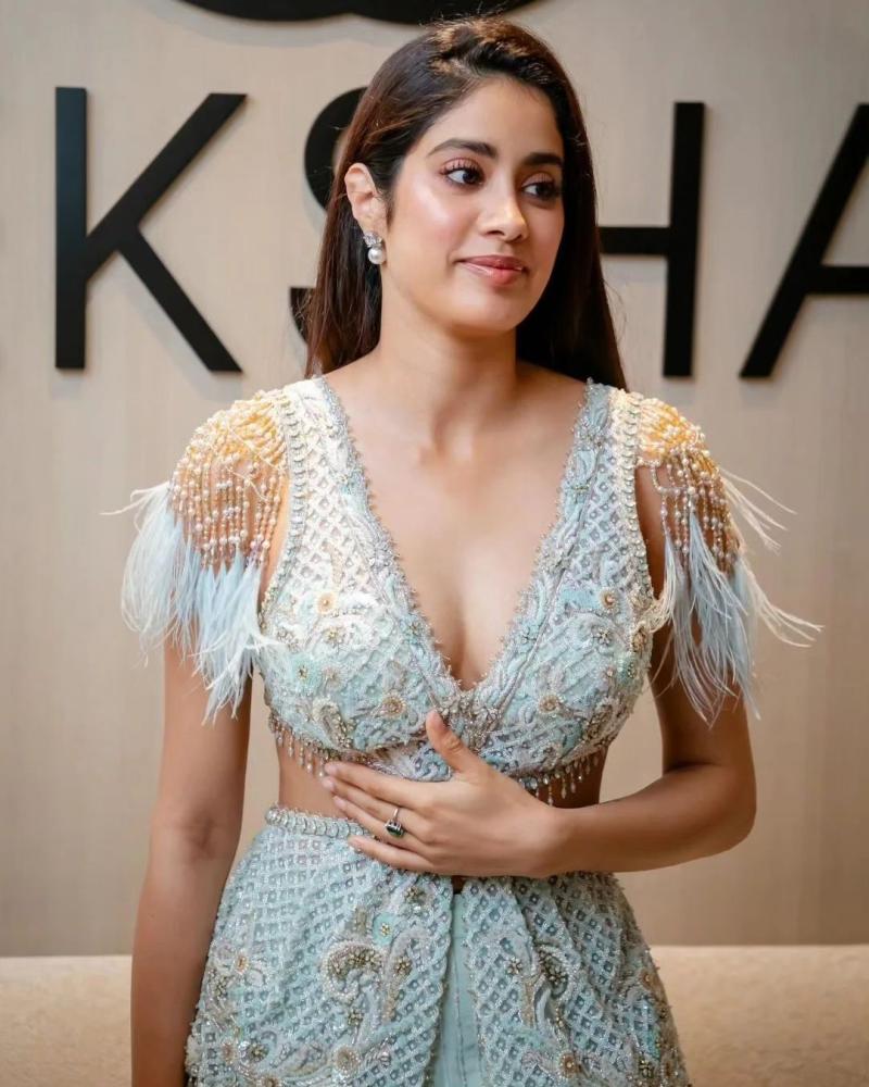 janhvi-kapoor-hot-photos